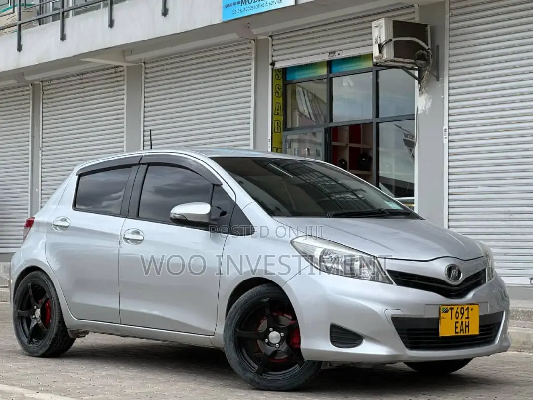 Toyota Vitz 2012 Silver