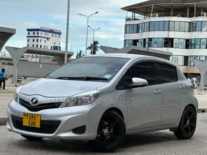 Toyota Vitz 2012 Silver