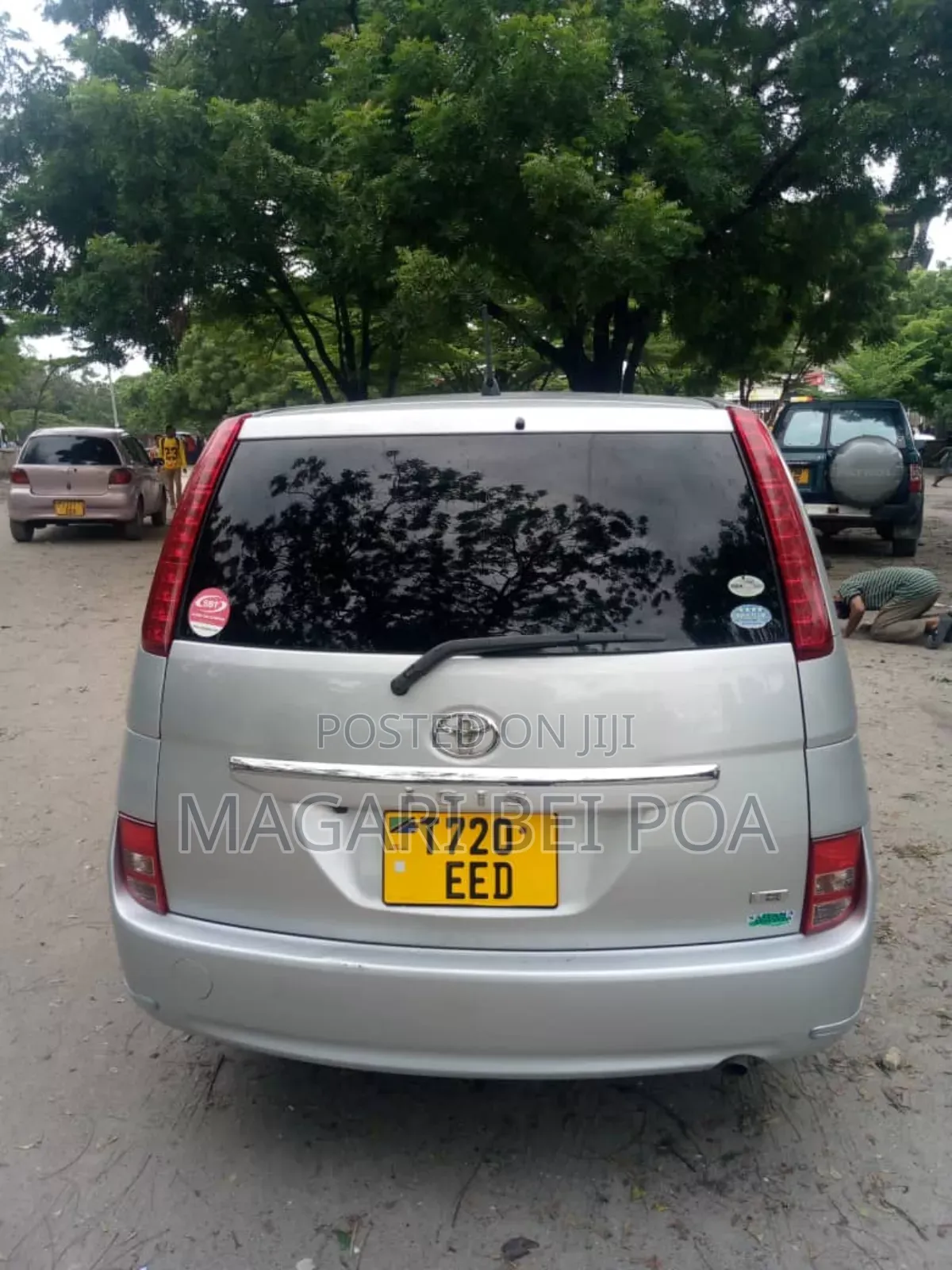 Toyota ISIS 2010 Silver