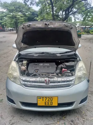 Toyota ISIS 2010 Silver