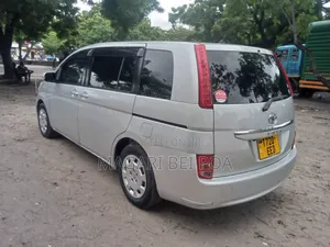 Toyota ISIS 2010 Silver