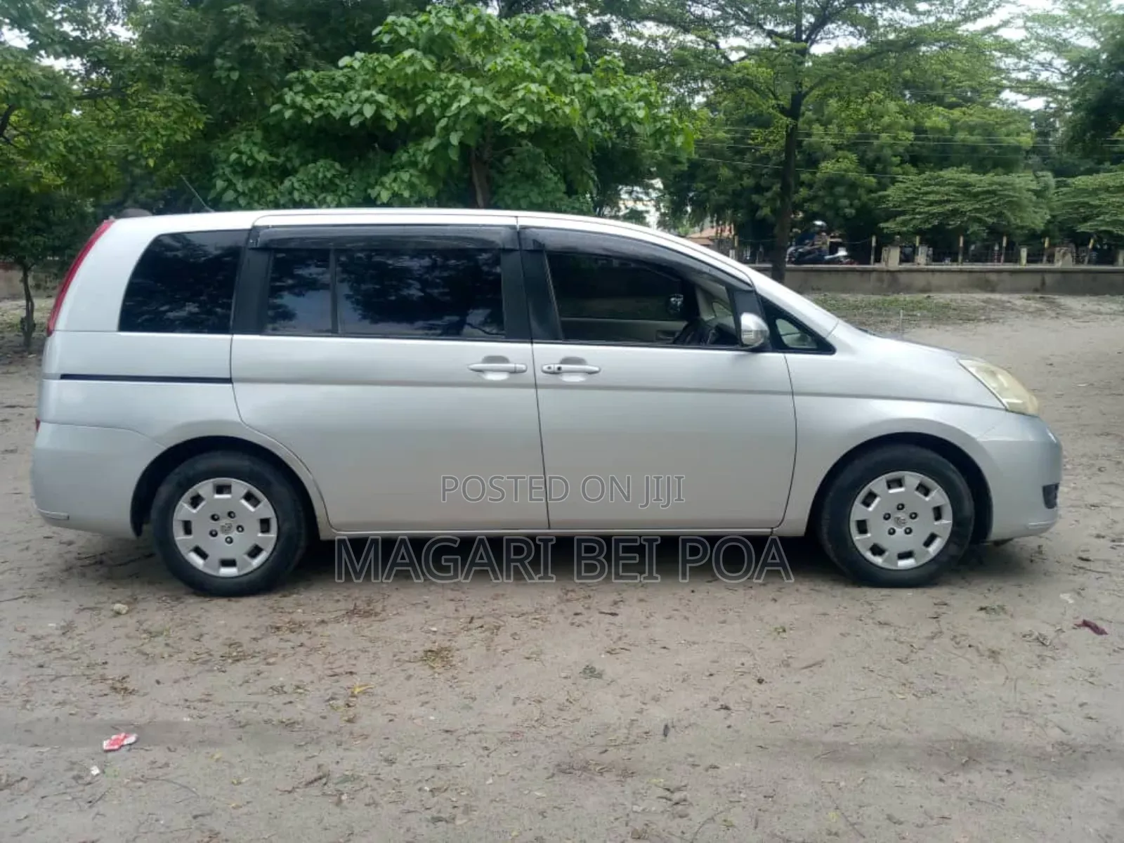 Toyota ISIS 2010 Silver