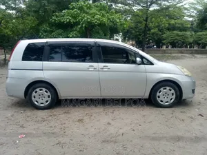 Toyota ISIS 2010 Silver