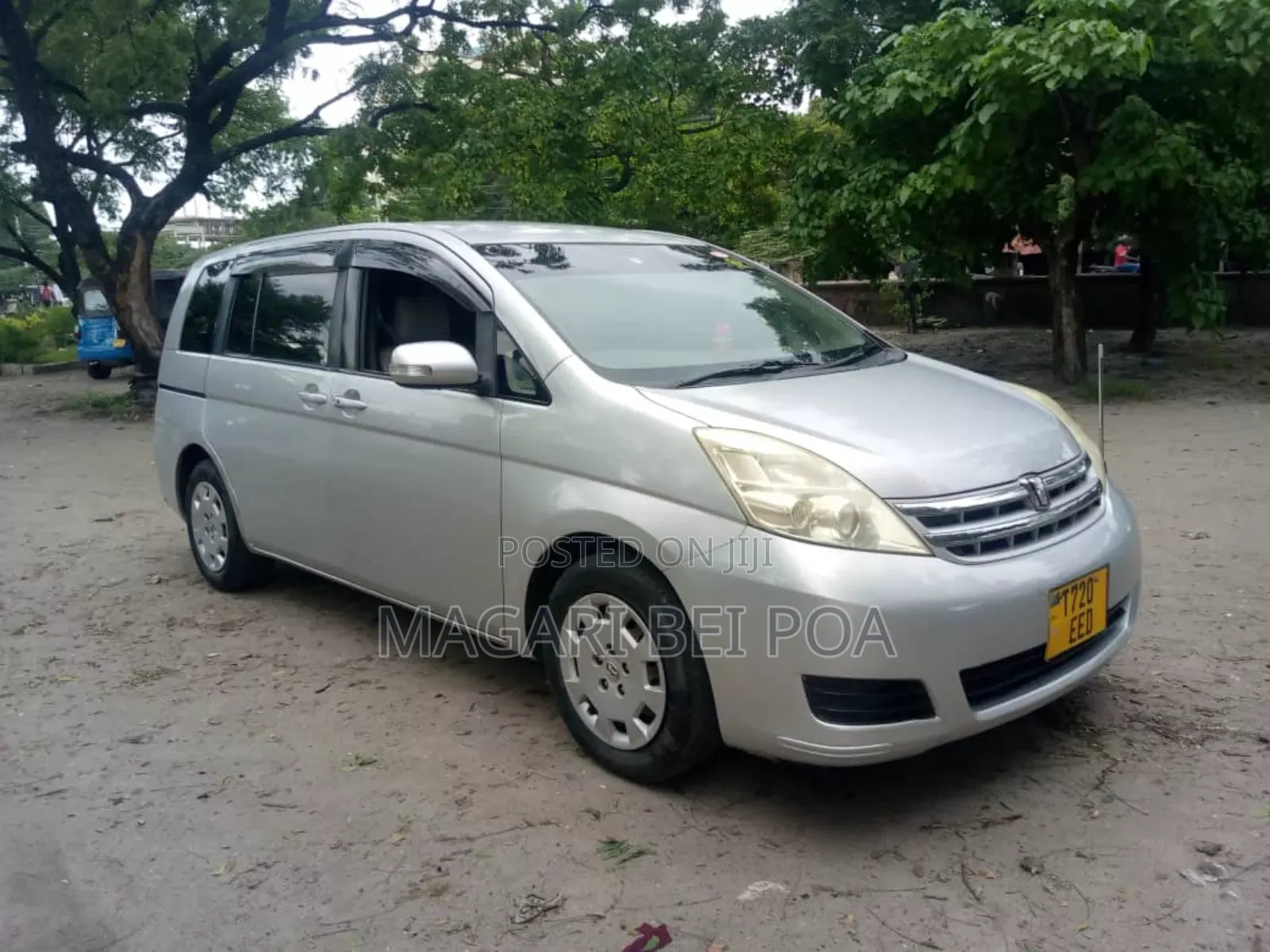 Toyota ISIS 2010 Silver
