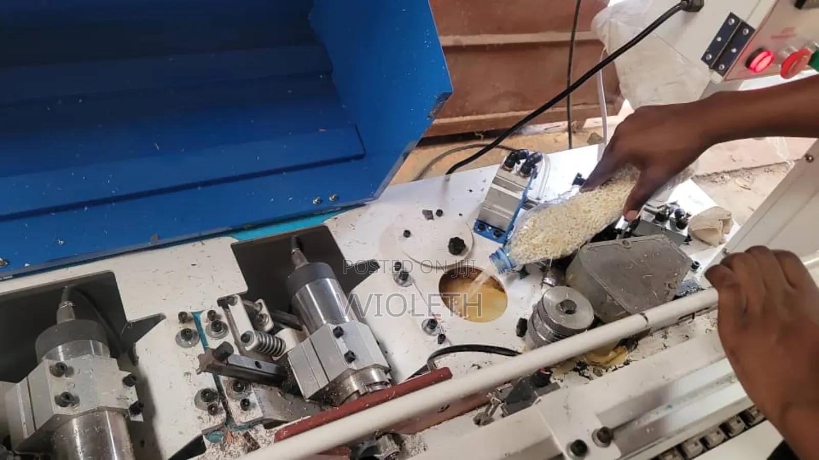 Gundi Ya Kubandika Mikanda Kwenye Boards