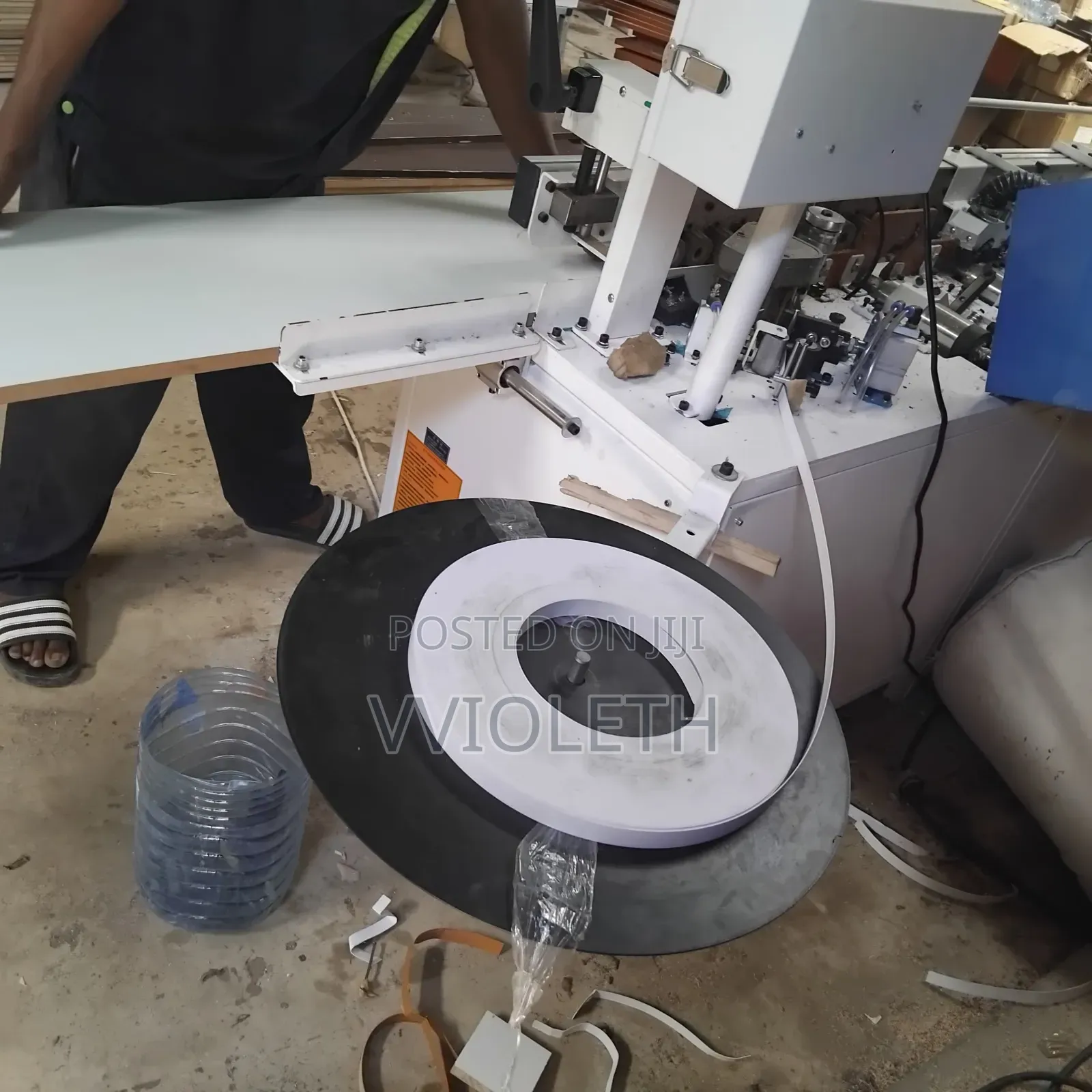 Gundi Ya Kubandika Mikanda Kwenye Boards