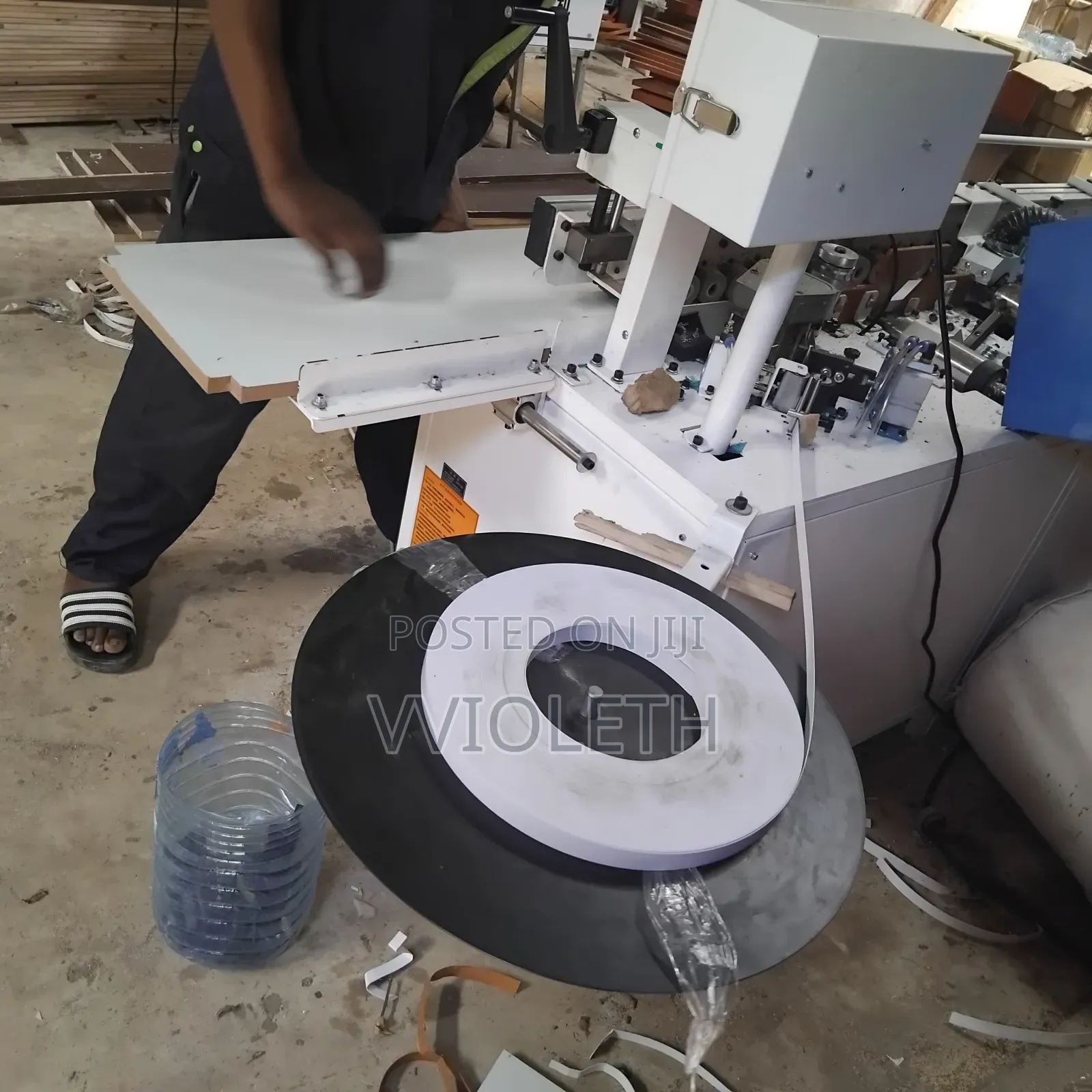 Gundi Ya Kubandika Mikanda Kwenye Boards
