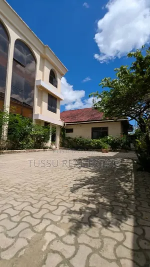 9bdrm House in Salma Kikwete, Kinondoni for sale