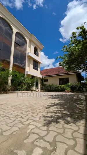 9bdrm House in Salma Kikwete, Kinondoni for sale