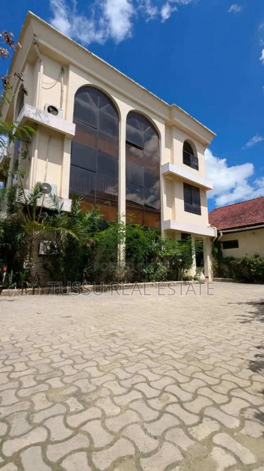 9bdrm House in Salma Kikwete, Kinondoni for sale