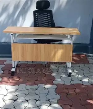 Office Chair Na Meza Yake