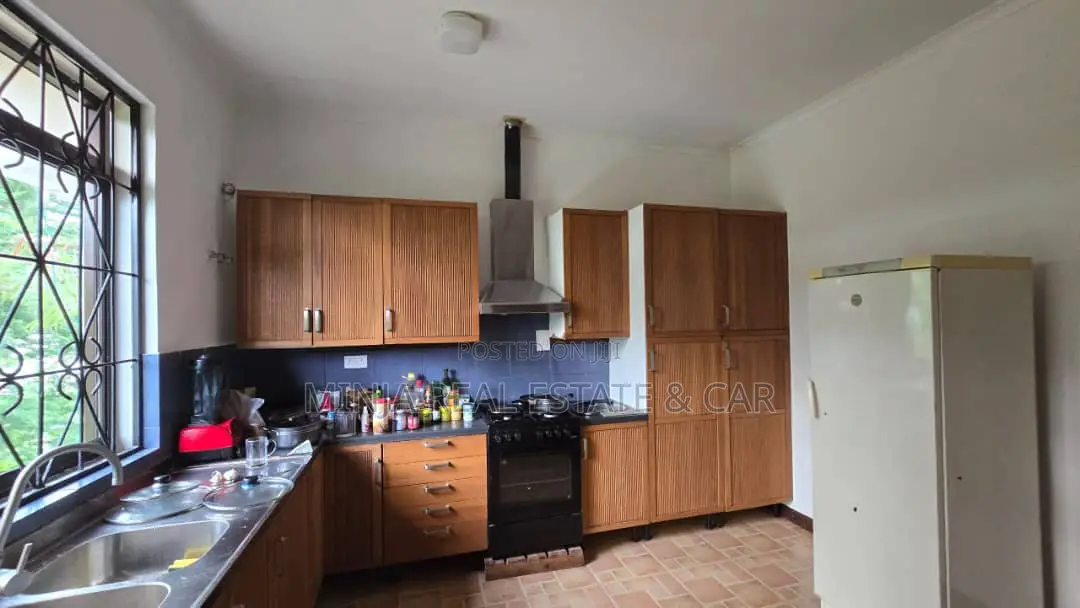 10bdrm House in Mbezi Beach for sale