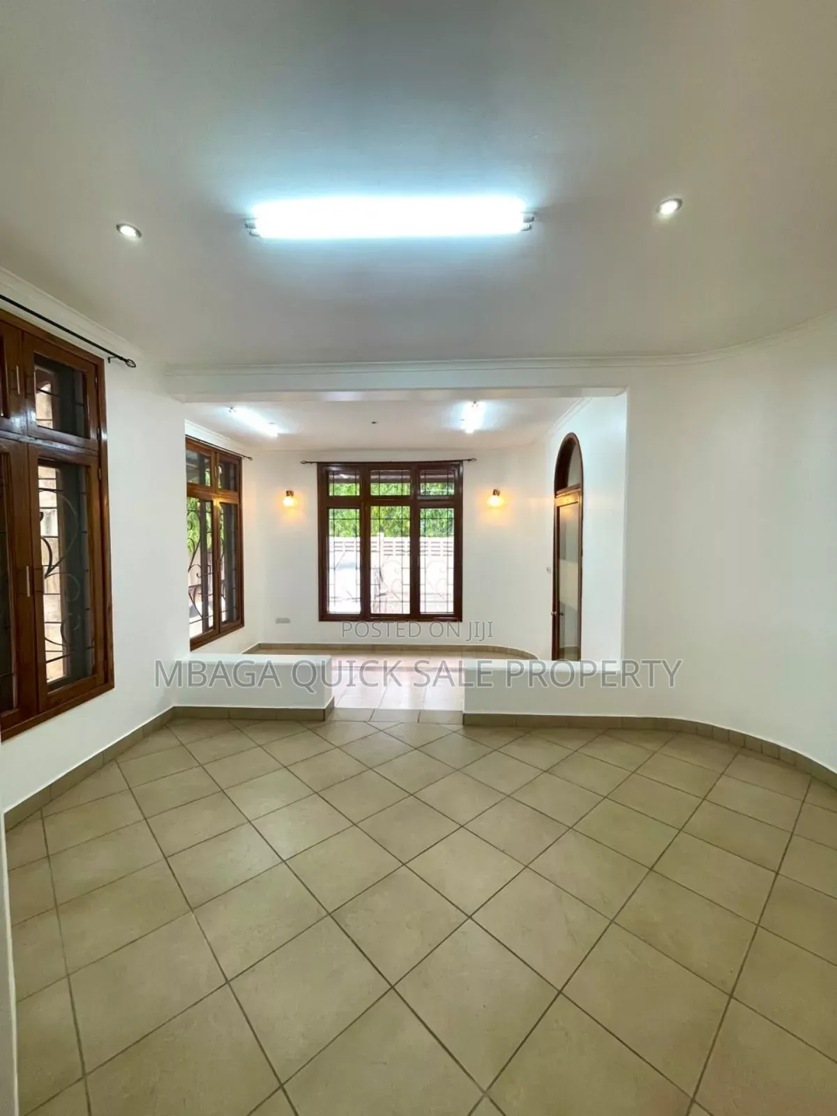 5bdrm Apartment in Oyster Bay for rent