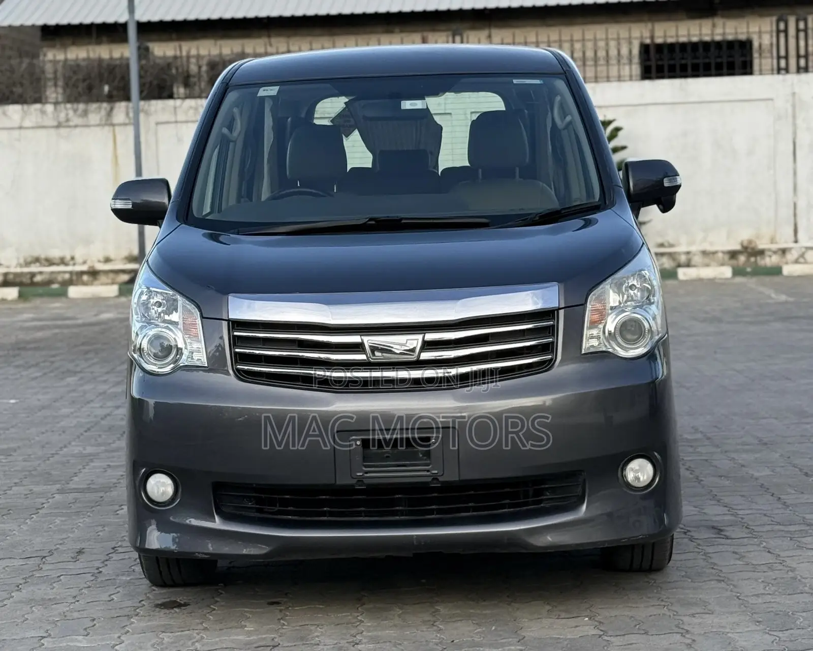 Toyota Noah 2.0 143hp AWD (8 Seater) 2011 Gray