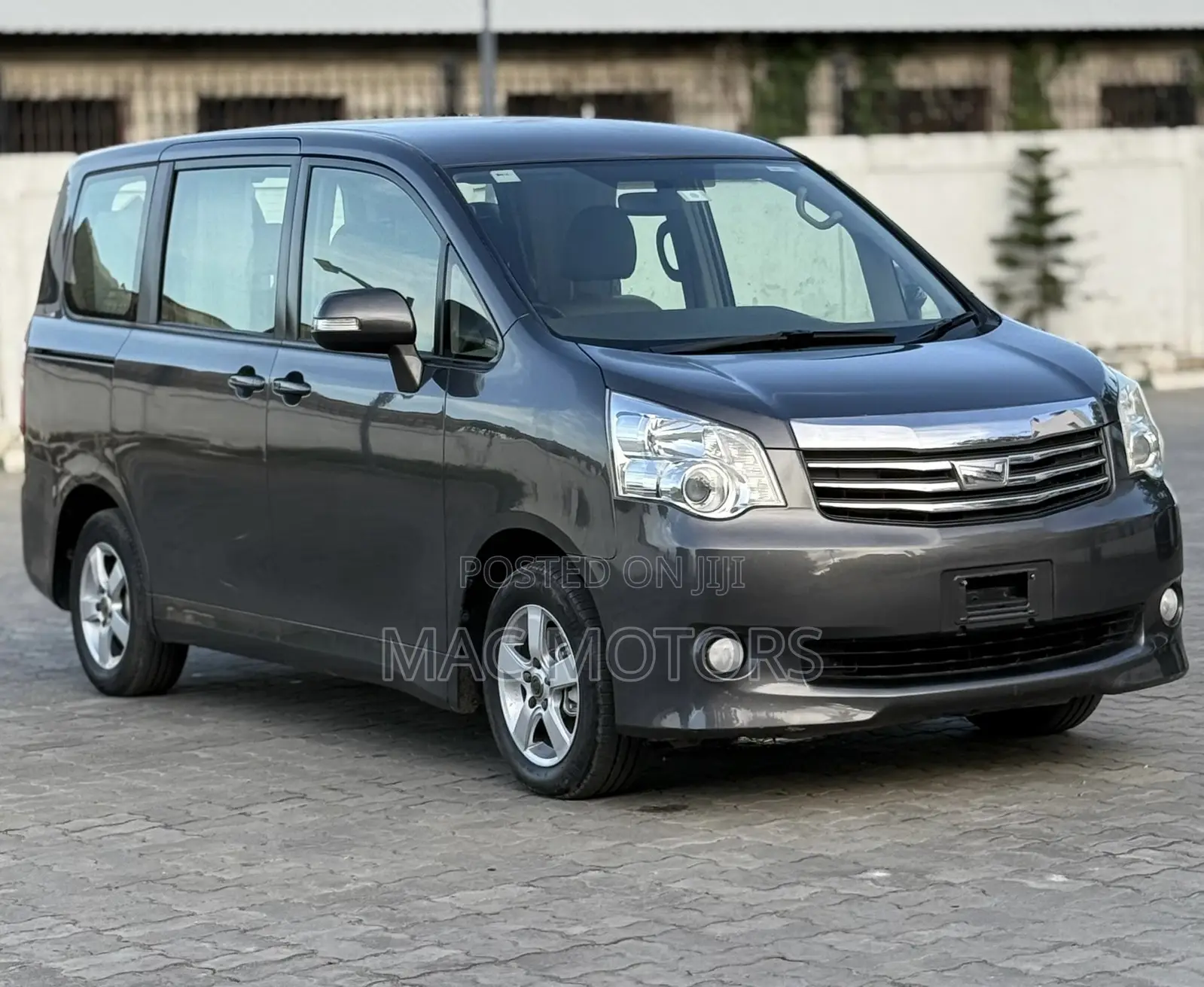 Toyota Noah 2.0 143hp AWD (8 Seater) 2011 Gray