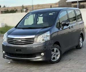 Toyota Noah 2.0 143hp AWD (8 Seater) 2011 Gray