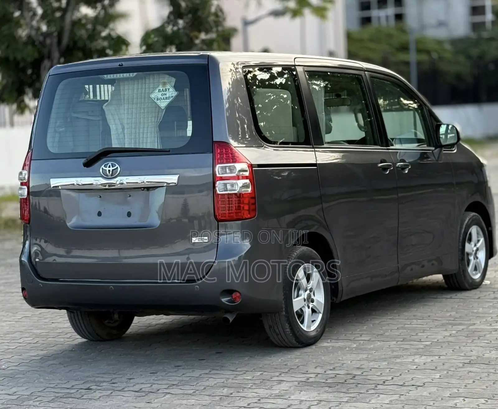 Toyota Noah 2.0 143hp AWD (8 Seater) 2011 Gray
