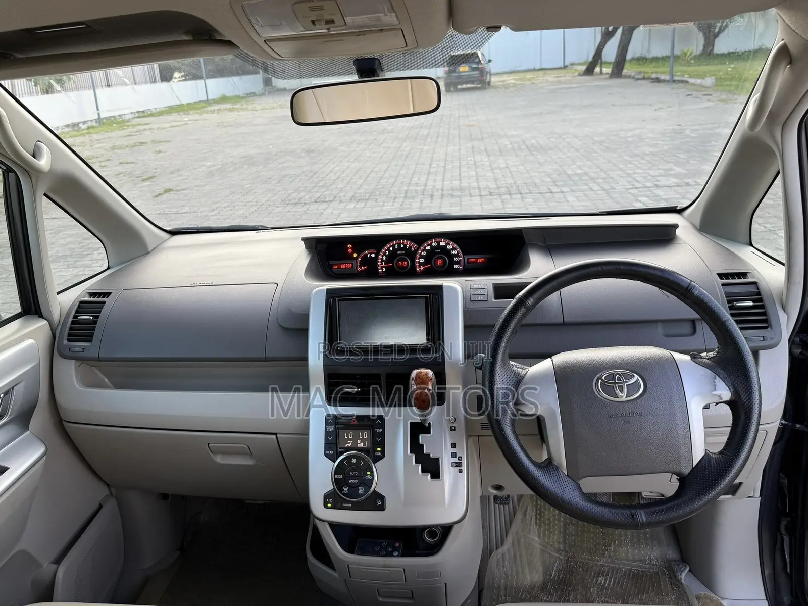 Toyota Noah 2.0 143hp AWD (8 Seater) 2011 Gray