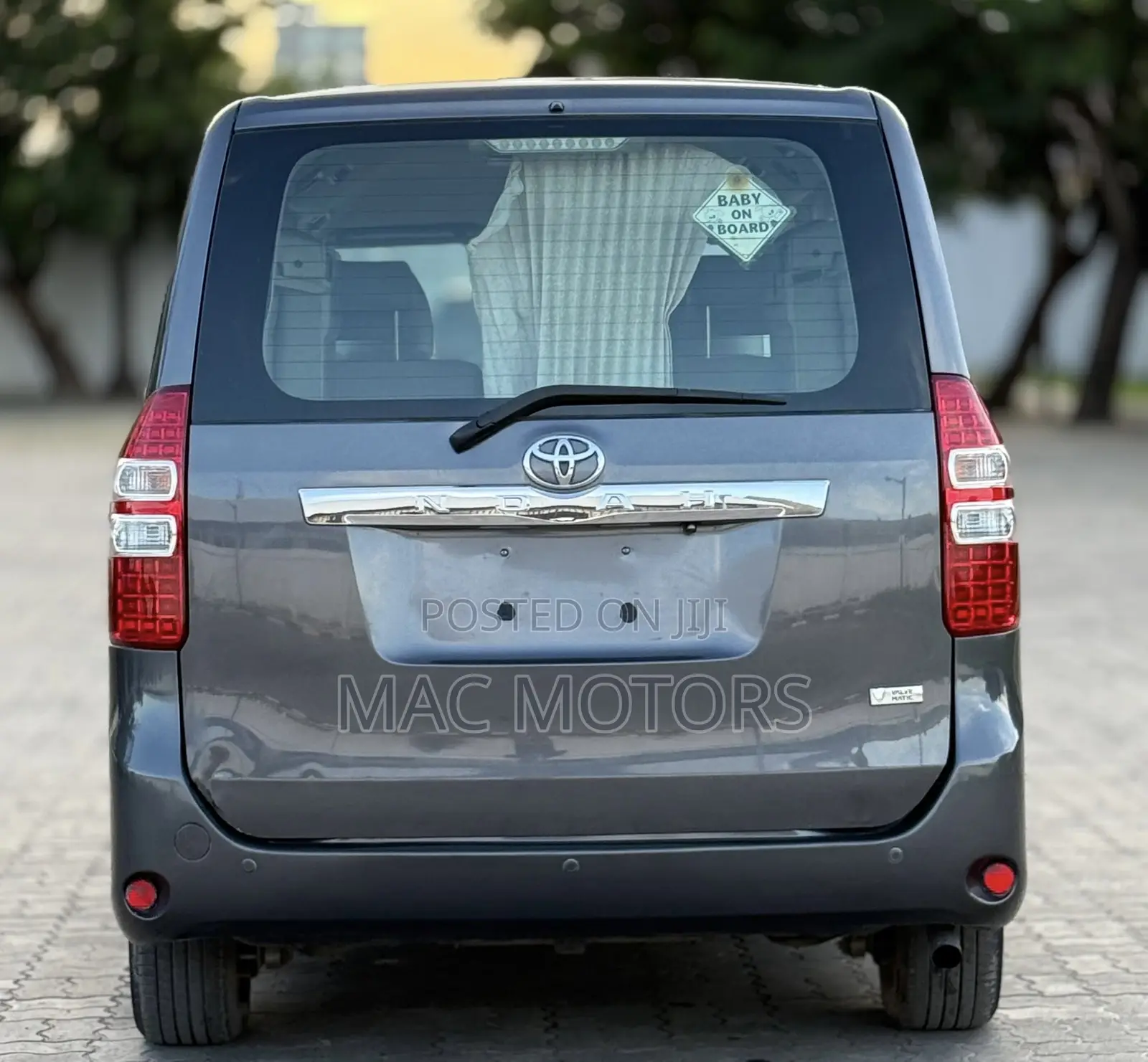 Toyota Noah 2.0 143hp AWD (8 Seater) 2011 Gray