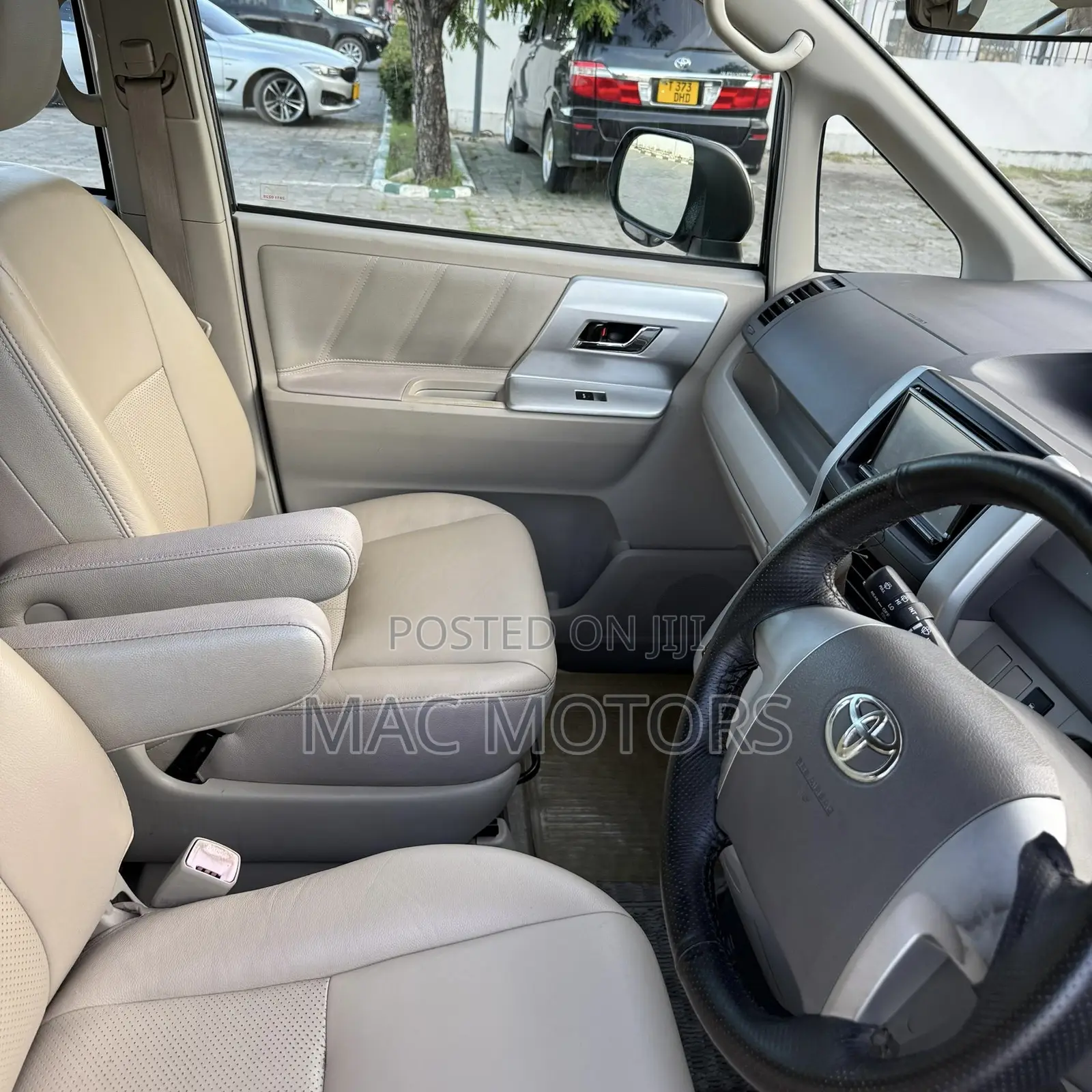 Toyota Noah 2.0 143hp AWD (8 Seater) 2011 Gray