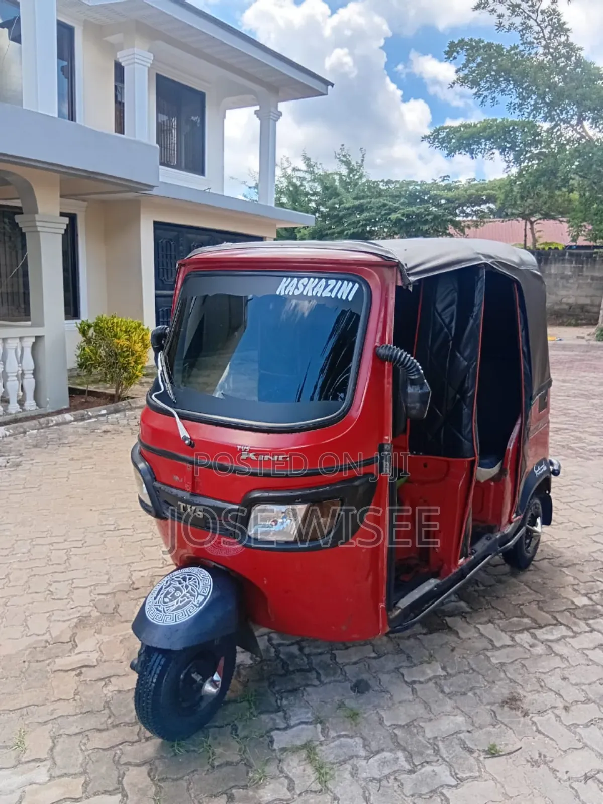 Bajaj Avenger 200 2024 Red
