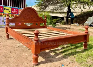 Kitanda Cha Mbao 5/6 Kimetumika Kina Ubora