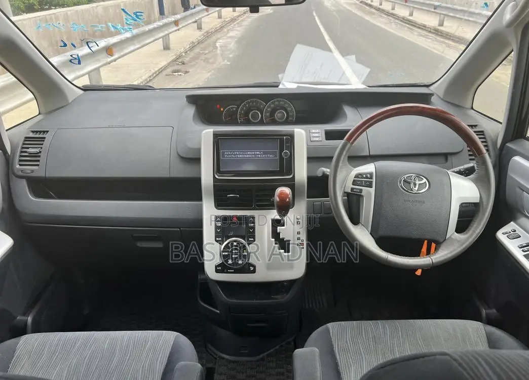 Toyota Noah 2.0 143hp FWD (7 Seater) 2012 Matt Black