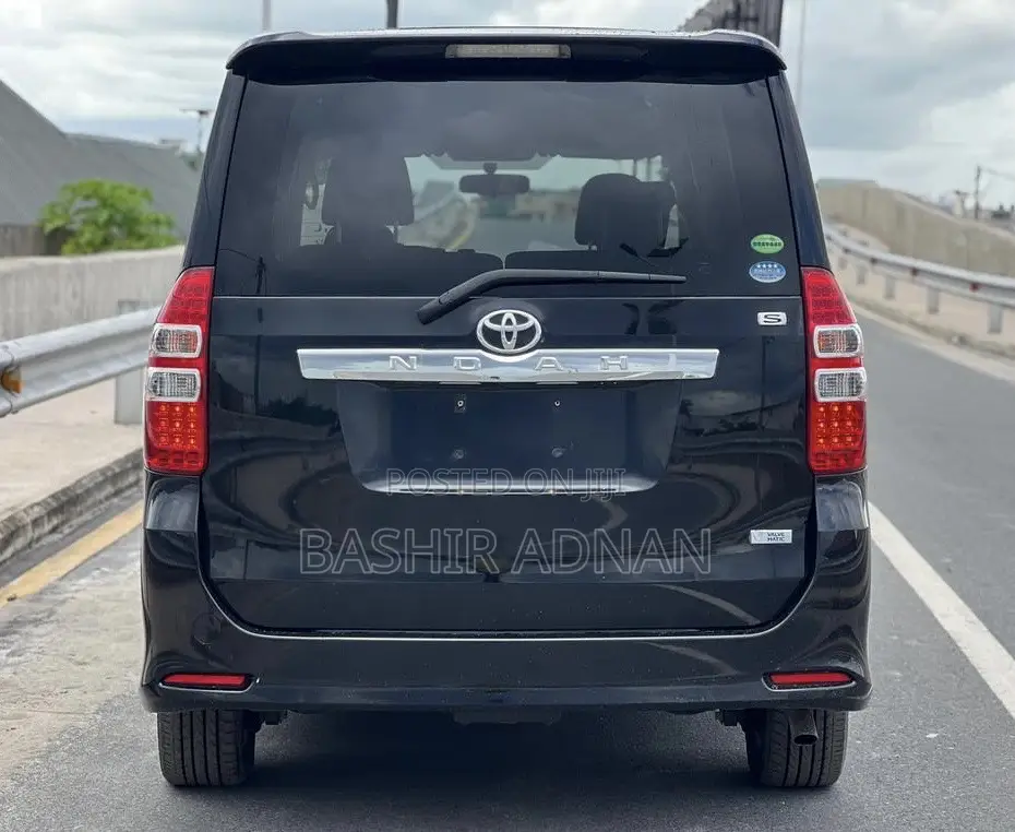 Toyota Noah 2.0 143hp FWD (7 Seater) 2012 Matt Black