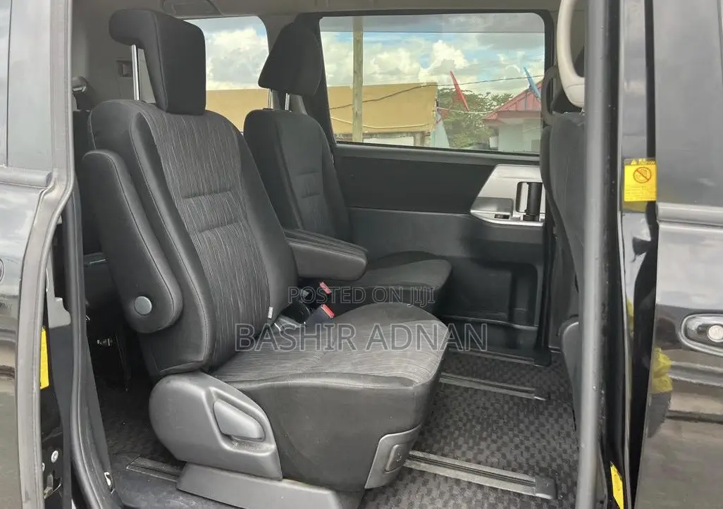 Toyota Noah 2.0 143hp FWD (7 Seater) 2012 Matt Black