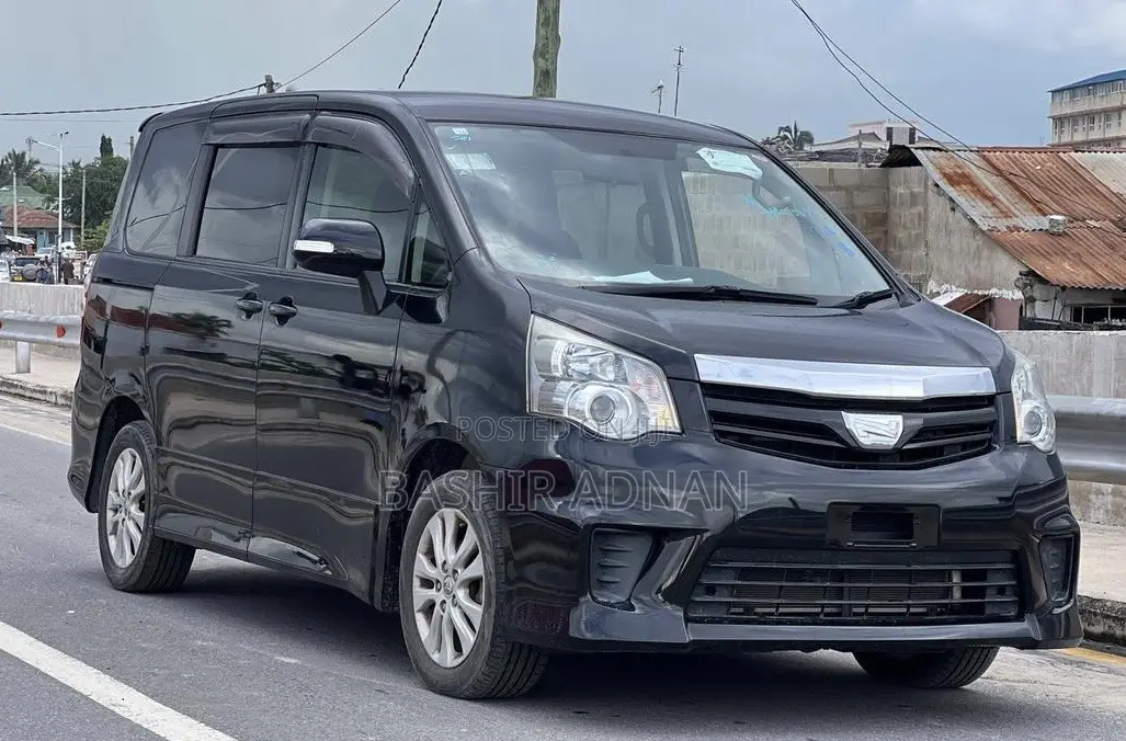 Toyota Noah 2.0 143hp FWD (7 Seater) 2012 Matt Black