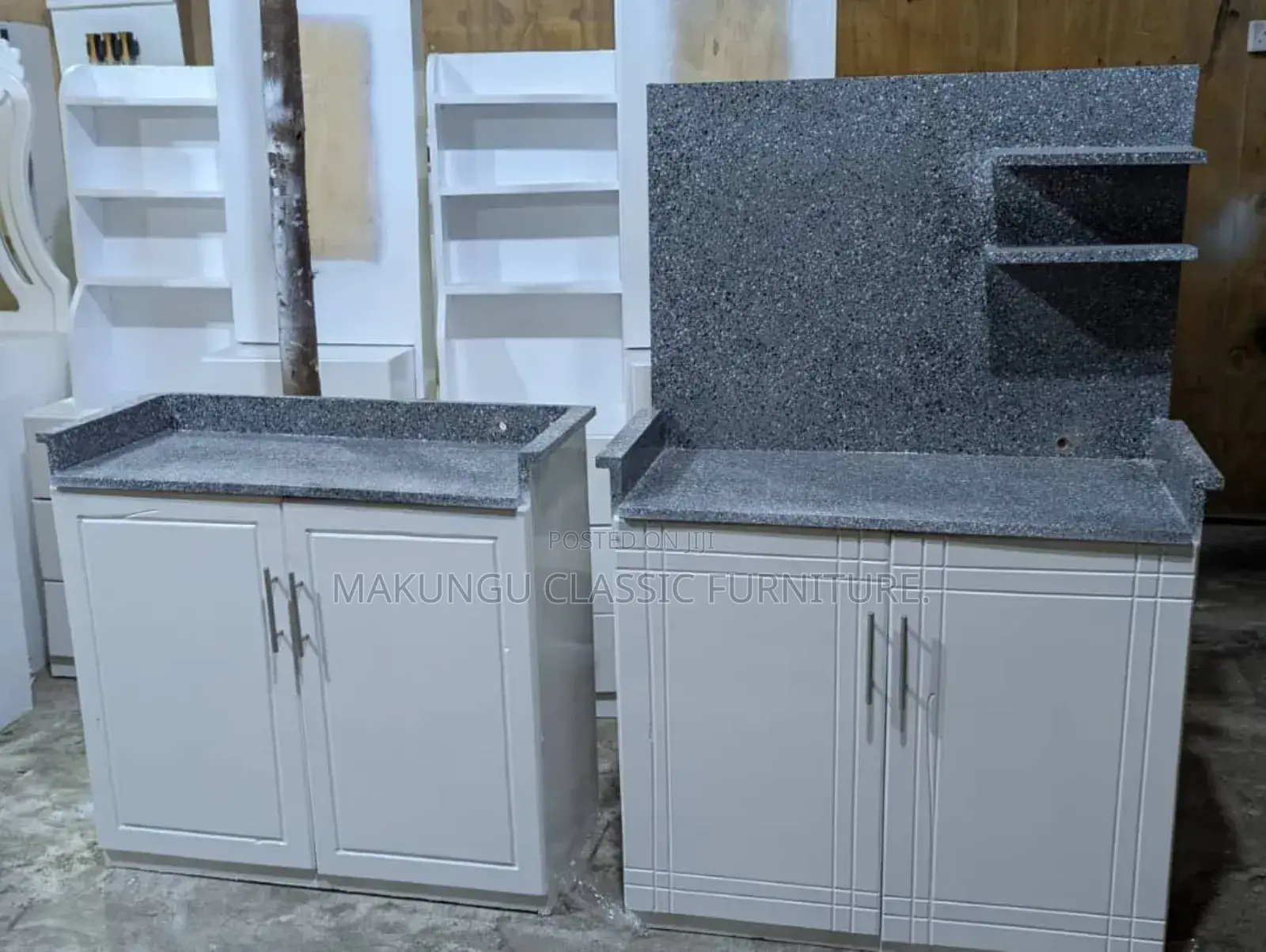 Cabinets Milango Miwili Na Sehemu Ya Mbao Yake