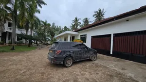8bdrm House in Mbezibeach for sale
