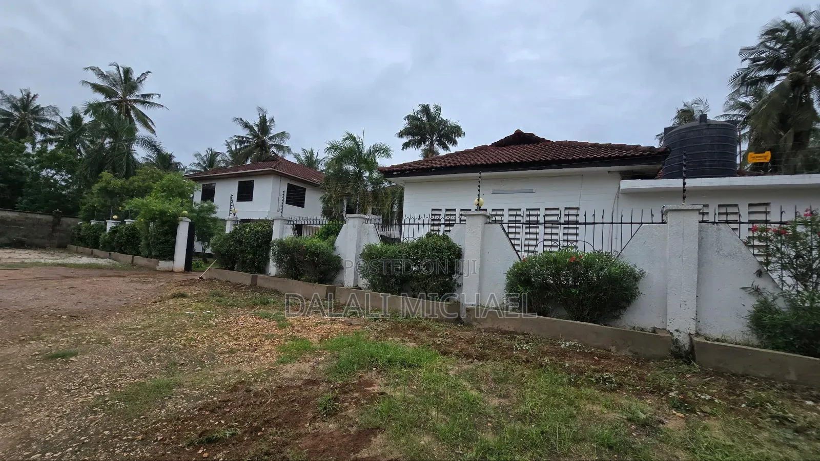 8bdrm House in Mbezibeach for sale