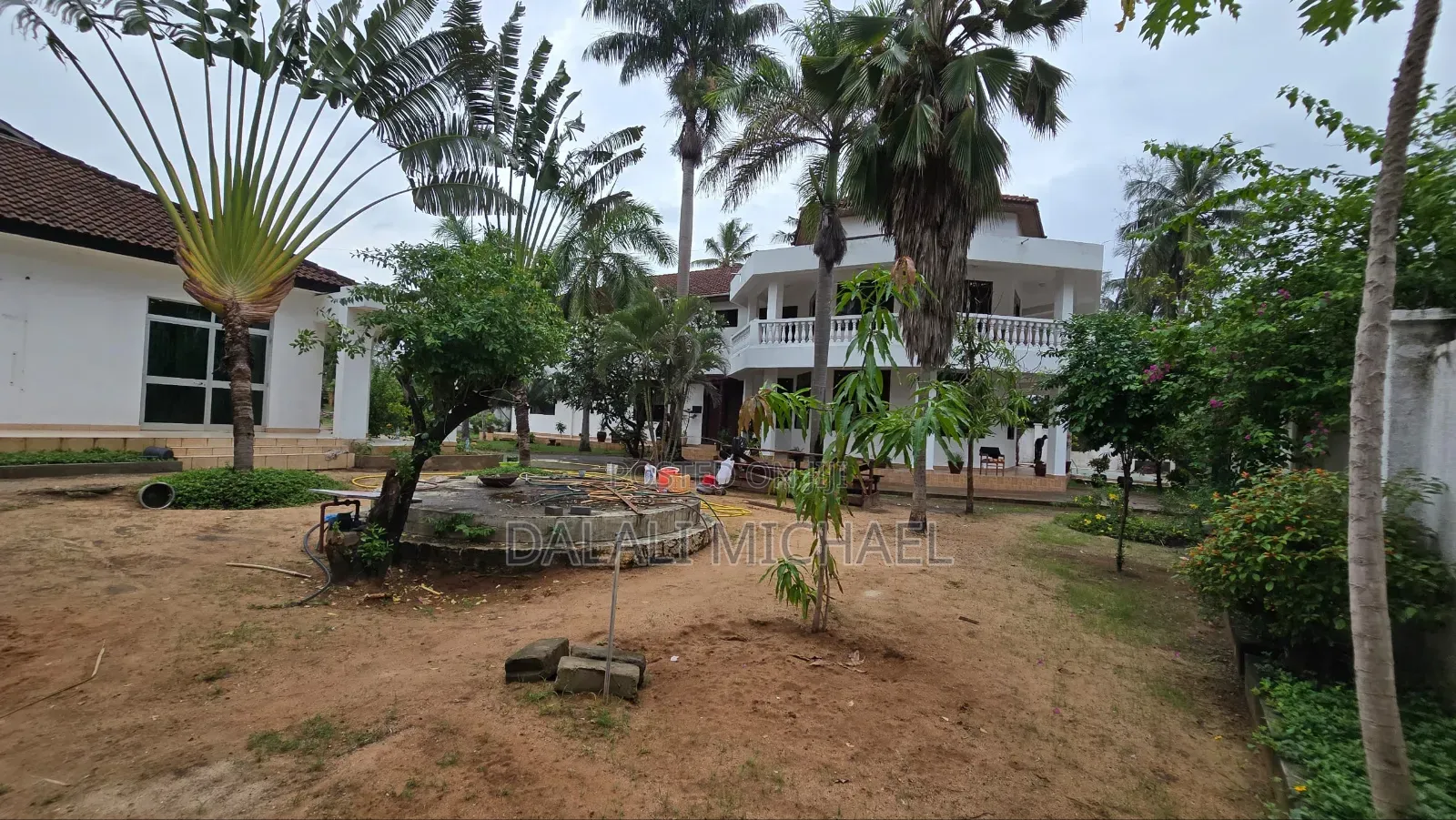 8bdrm House in Mbezibeach for sale