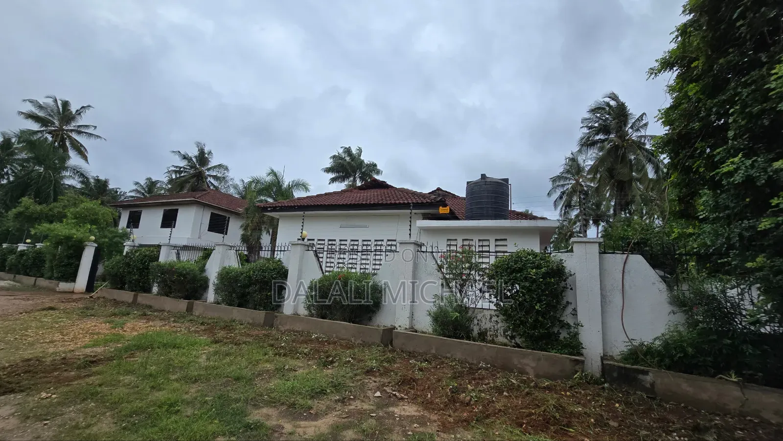 8bdrm House in Mbezibeach for sale