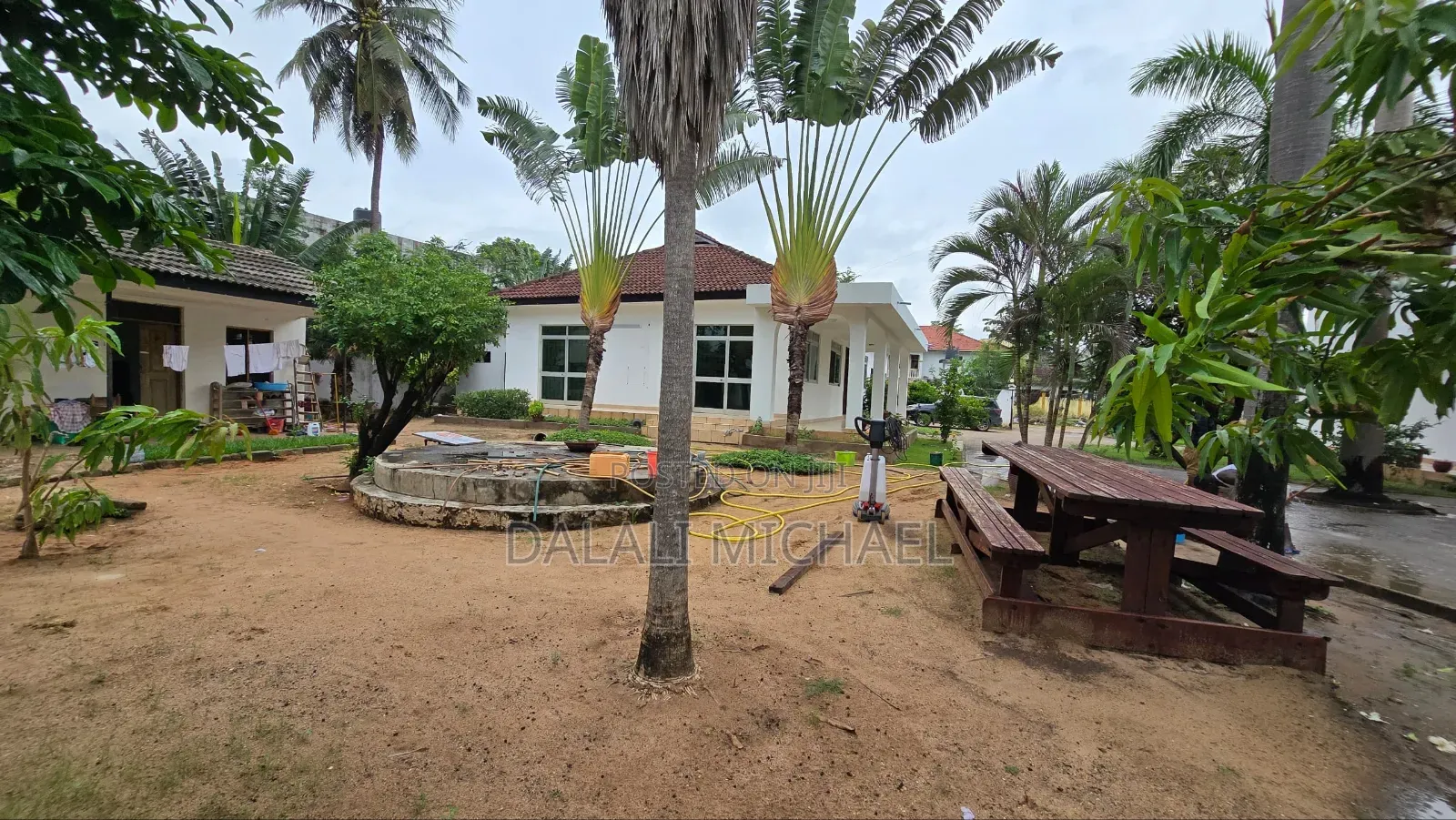 8bdrm House in Mbezibeach for sale