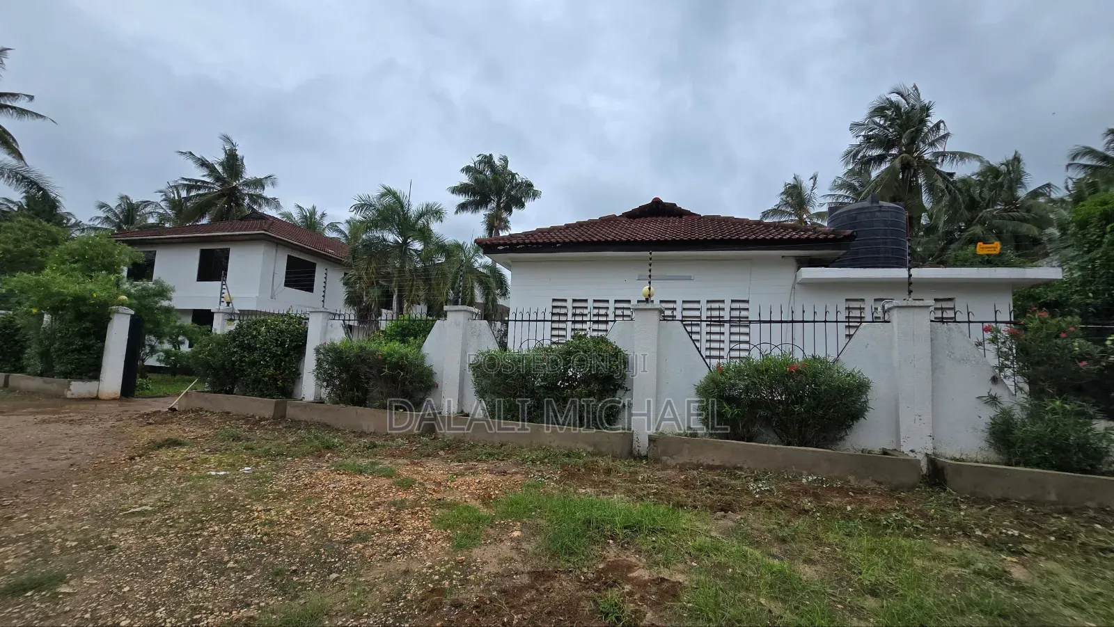 8bdrm House in Mbezibeach for sale