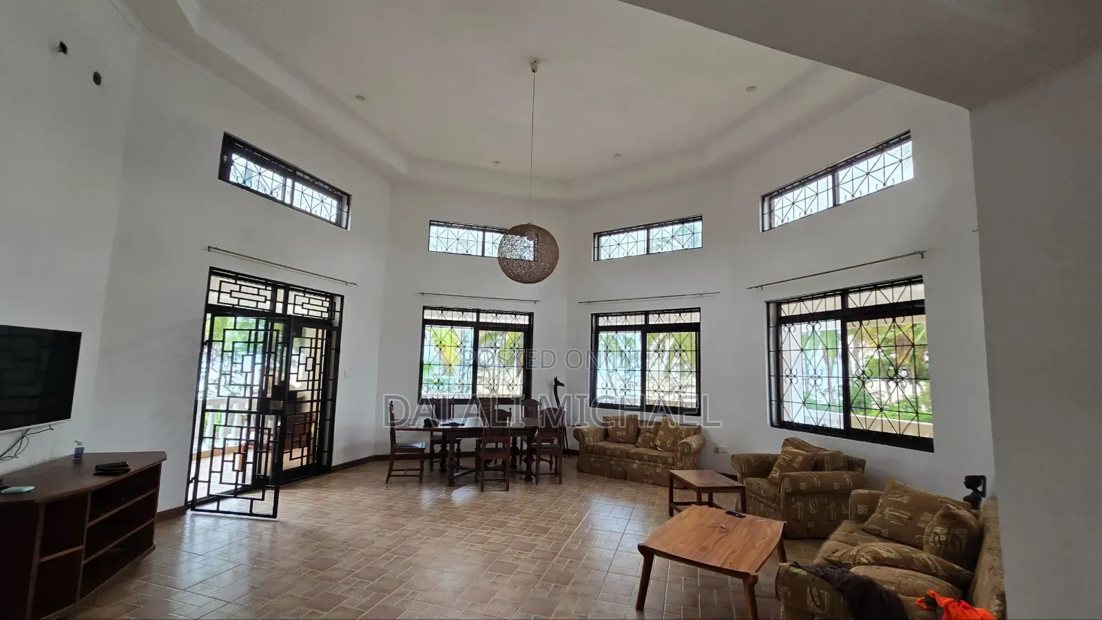 8bdrm House in Mbezibeach for sale