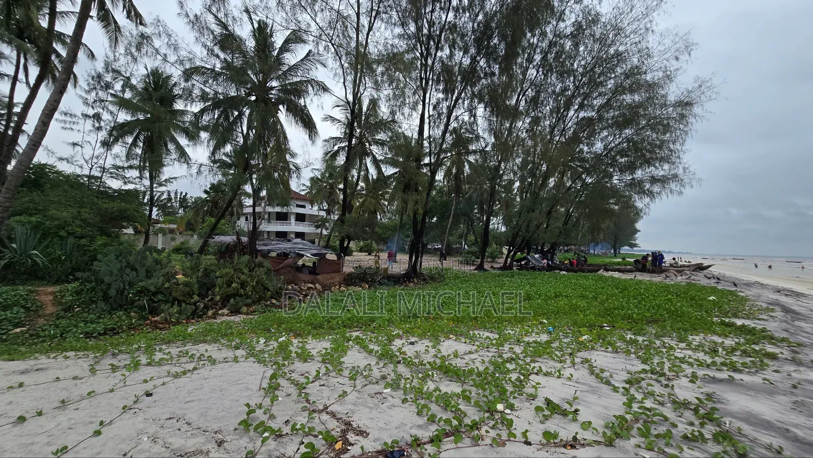 8bdrm House in Mbezibeach for sale