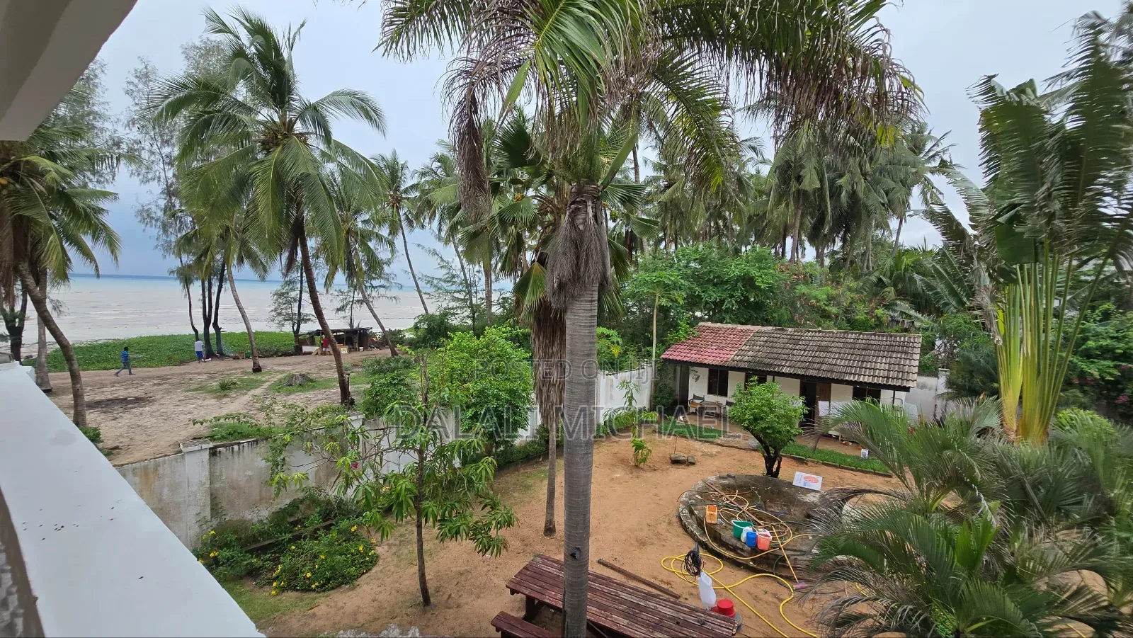 8bdrm House in Mbezibeach for sale