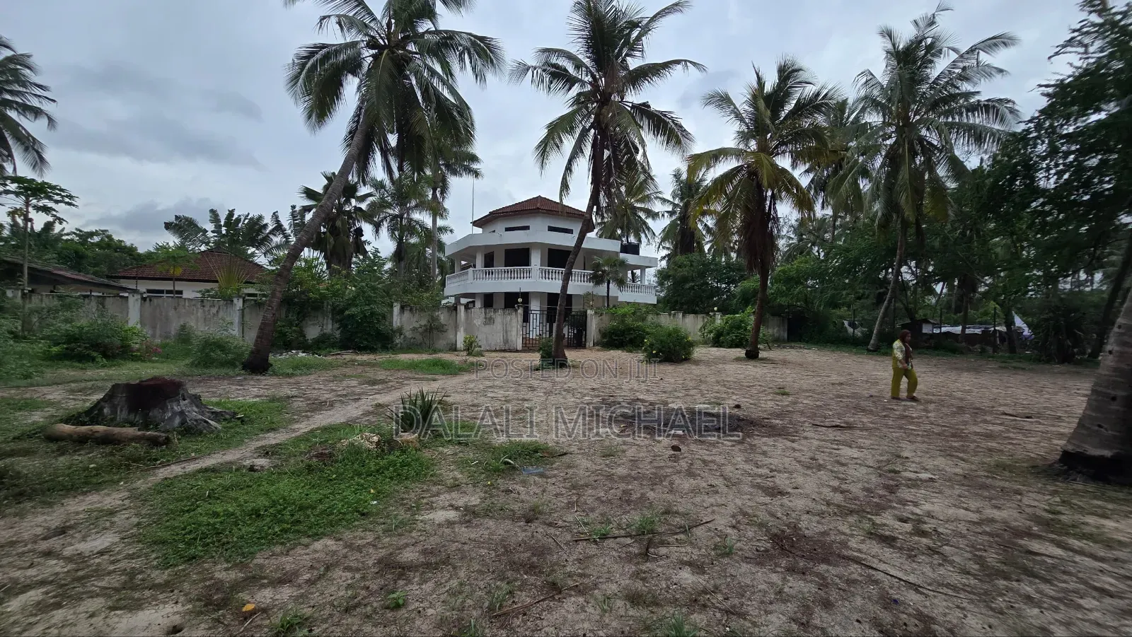 8bdrm House in Mbezibeach for sale