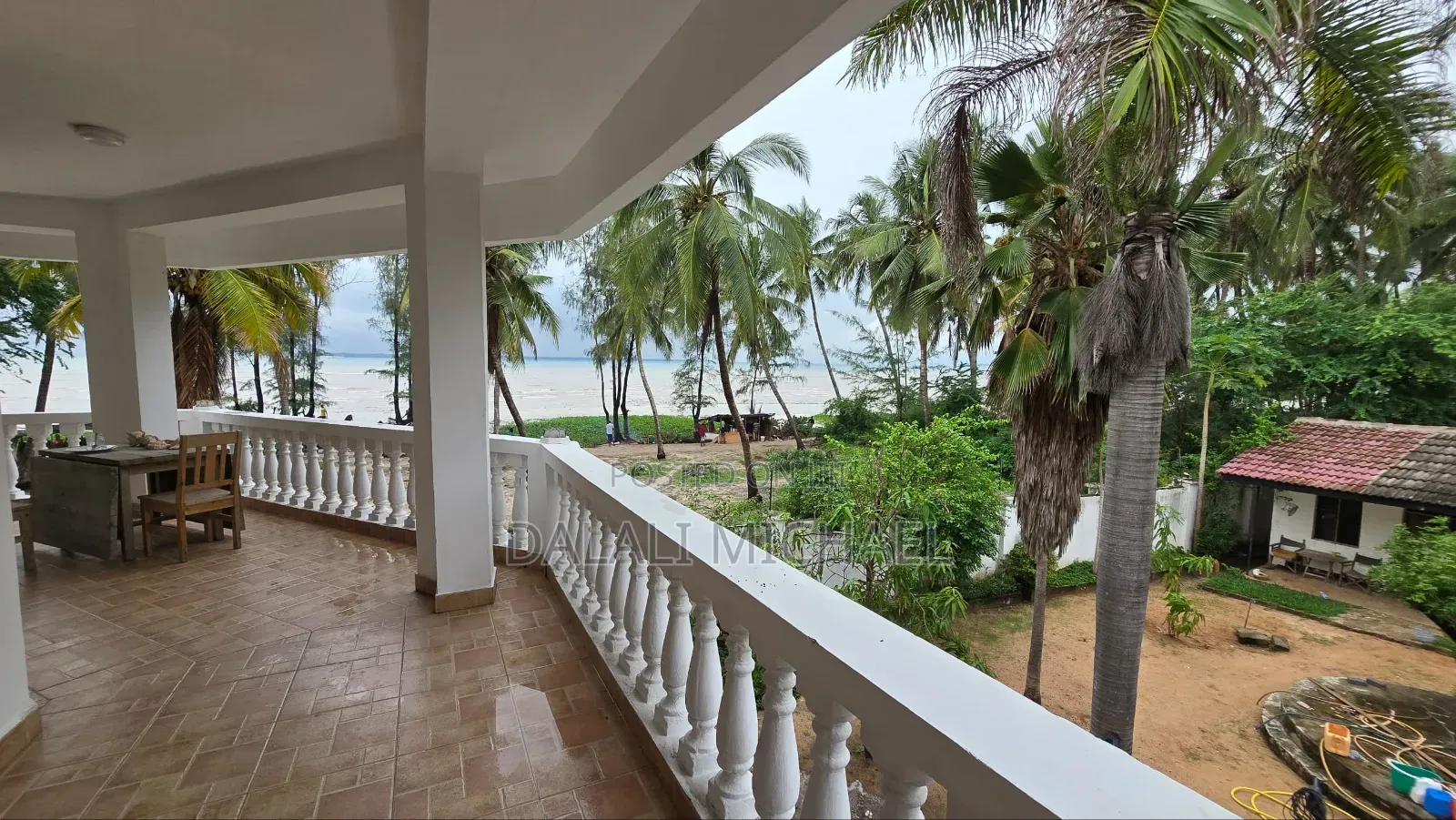 8bdrm House in Mbezibeach for sale