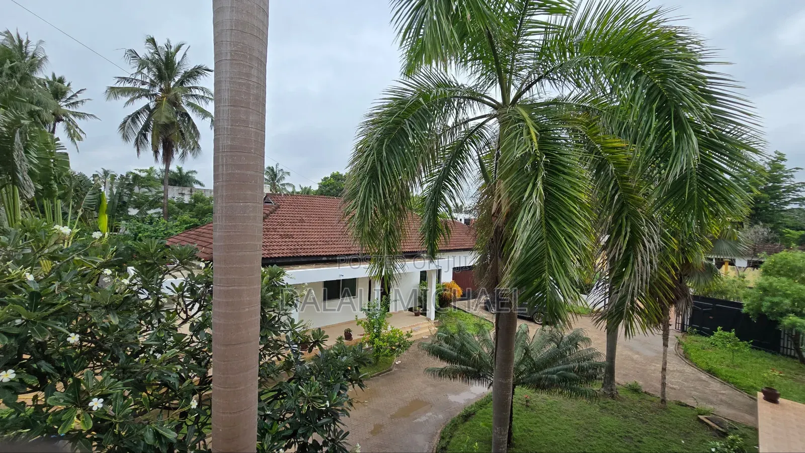 8bdrm House in Mbezibeach for sale