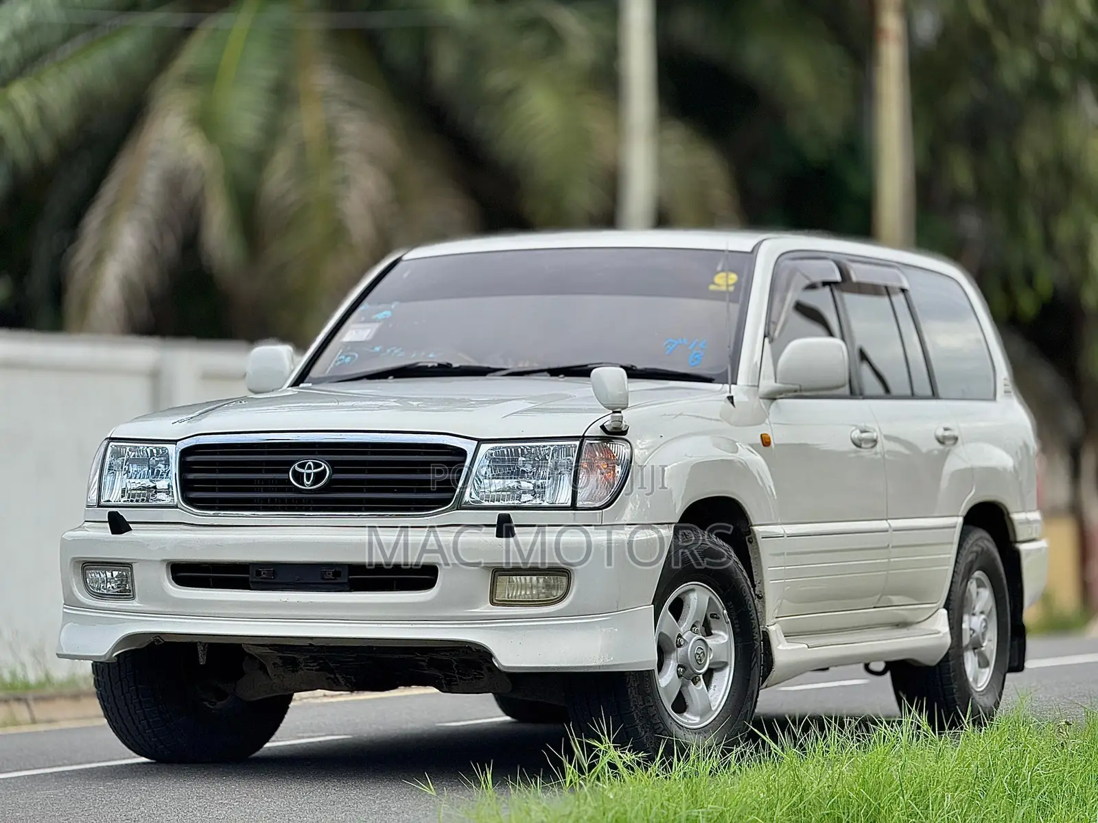 Toyota Land Cruiser 2001 White