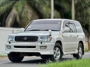 Toyota Land Cruiser 2001 White