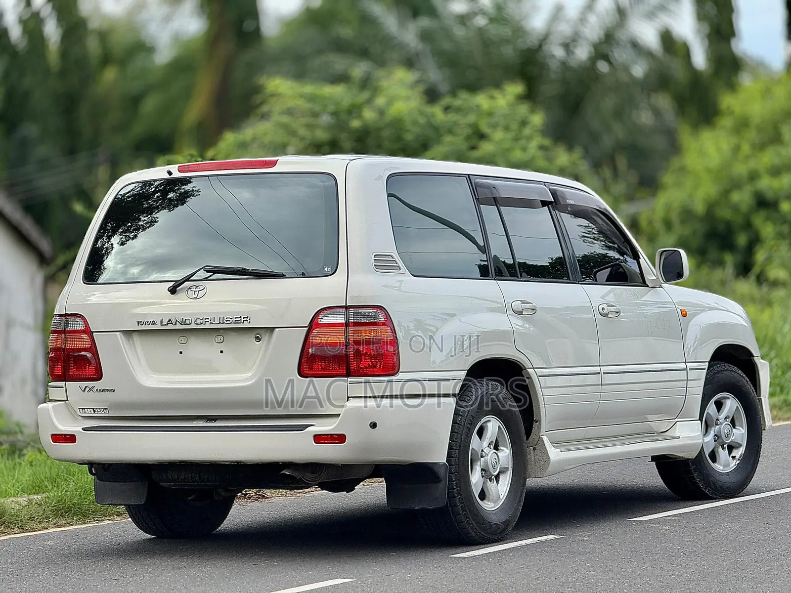 Toyota Land Cruiser 2001 White