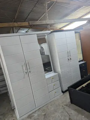 Wardrobes Milango Mitatu Na Sehemu Ya Kioo