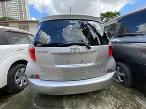 Toyota Ractis 1.5 FWD 2012 Silver