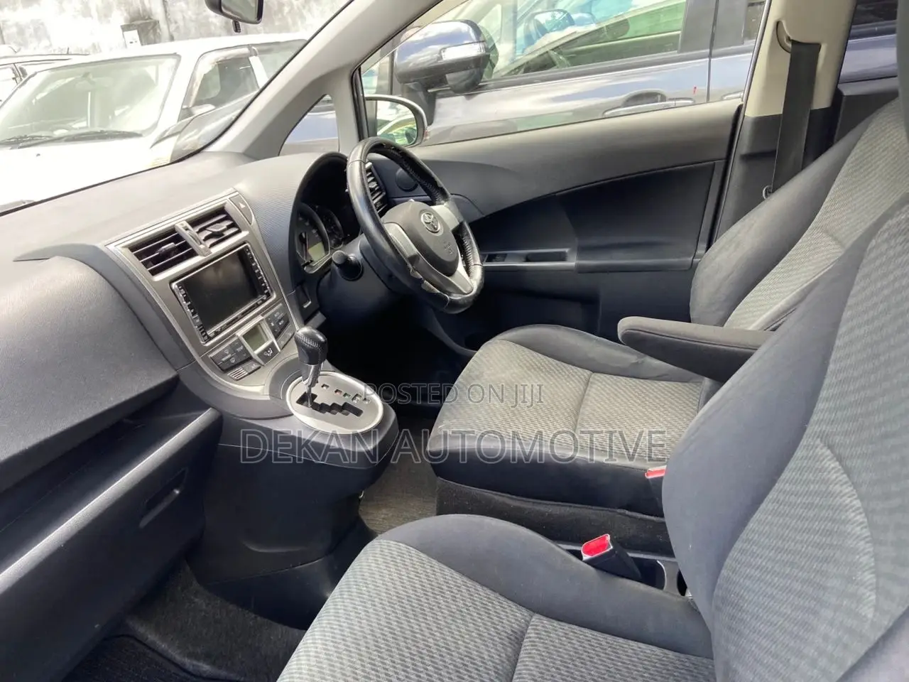 Toyota Ractis 1.5 FWD 2012 Silver