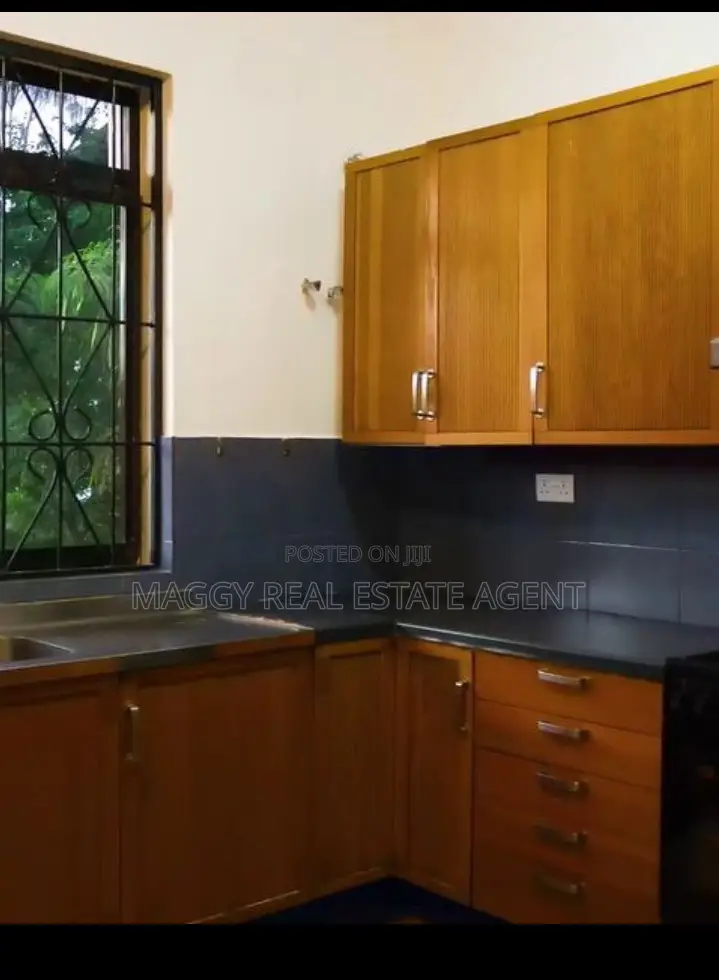 8bdrm Bungalow in Kidimbwi, Mbezi Beach for sale